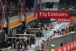 Lewis Hamilton, Mercedes AMG F1 W07 Hybrid entra ai box per fare un pit stop