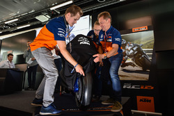 Mika Kallio, Sebastian Risse und Mike Leitner präsentieren die KTM RC16