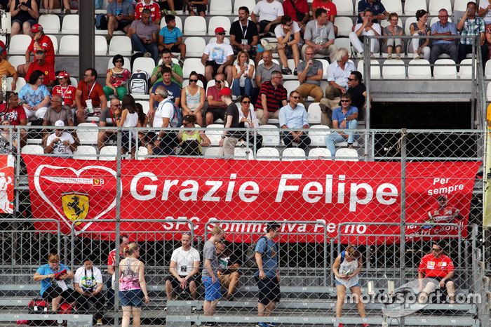 Un banner para Felipe Massa, Williams de los aficionados de Ferrari en la tribuna