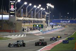 Nico Rosberg, Mercedes AMG F1 Team W07 y Stoffel Vandoorne, McLaren MP4-31