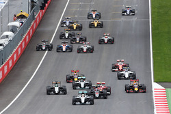 Льюїс Хемілтон, Mercedes AMG F1 W07 Hybrid, лідирує на початку гонки