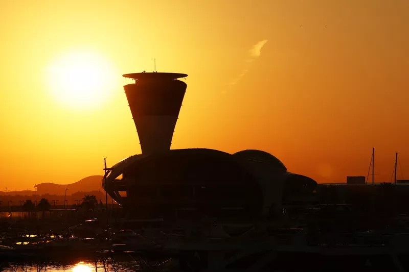 Vue d'ensemble au moment où le soleil se lève sur le circuit