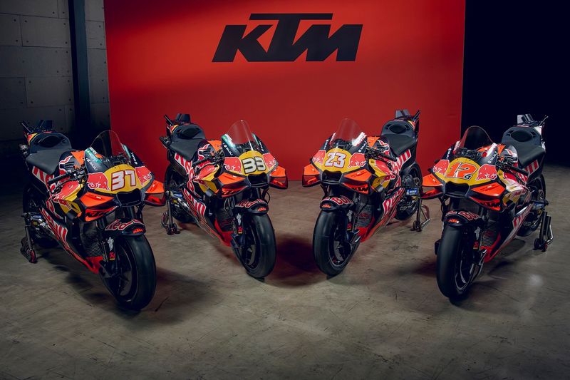 Les KTM de Pedro Acosta, Brad Binder, Enea Bastianini et Maverick Viñales