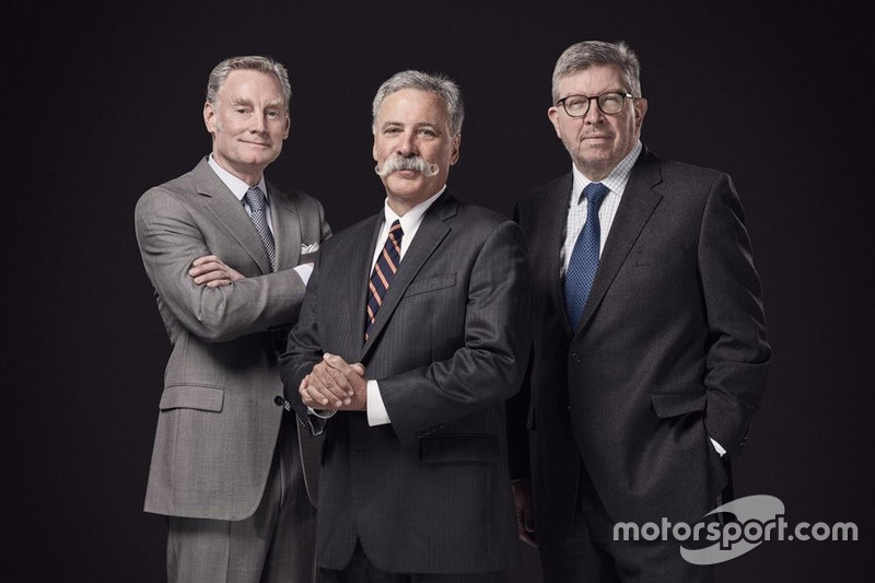 Sean Bratches, manager, opérations commerciales ; Chase Carey, président et directeur général de la Formule 1 ; Ross Brawn, manager, sports mécaniques