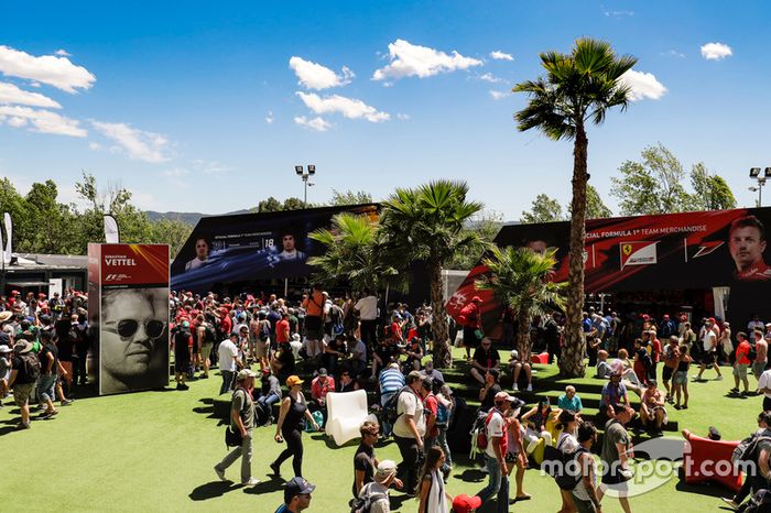 Los aficionados disfrutan del ambiente en la Fan Zone
