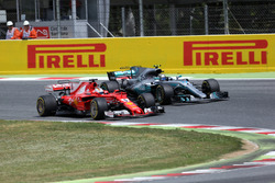 Sebastian Vettel, Ferrari SF70H et Valtteri Bottas, Mercedes-Benz F1 W08 en lutte pour une position