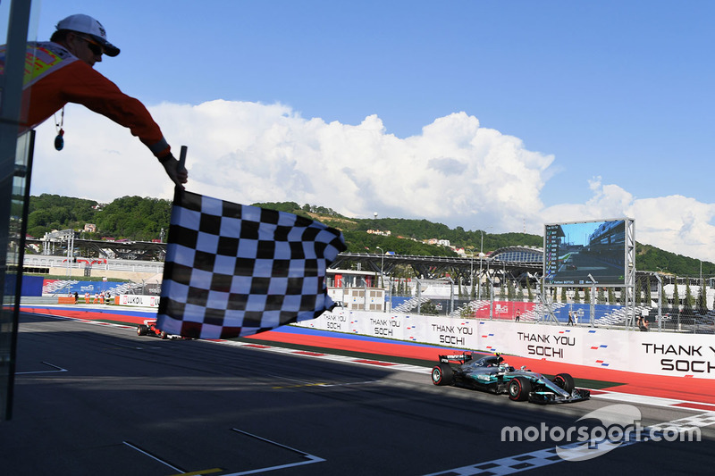 Race winner Valtteri Bottas, Mercedes AMG F1 W08