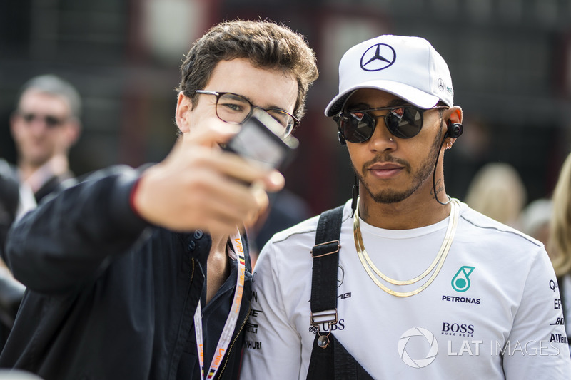 Lewis Hamilton, Mercedes AMG F1 fans selfie