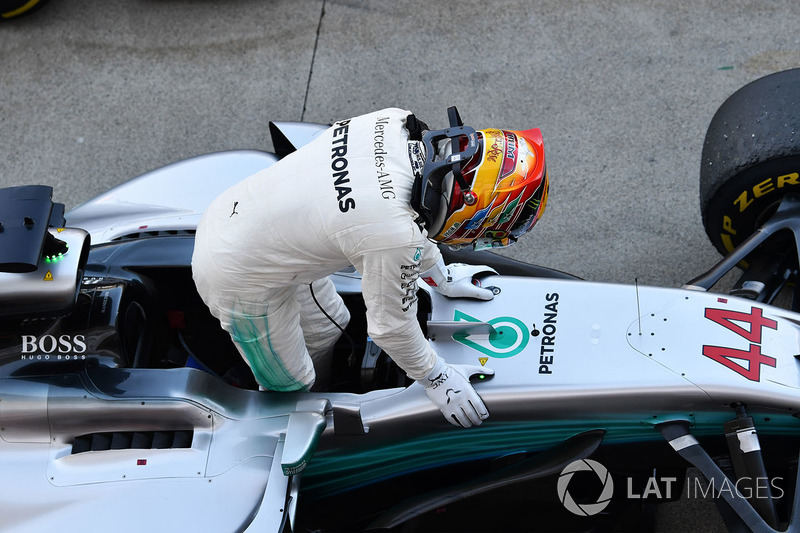 Ganador de la carrera Lewis Hamilton, Mercedes-Benz F1 W08 celebra en parc ferme