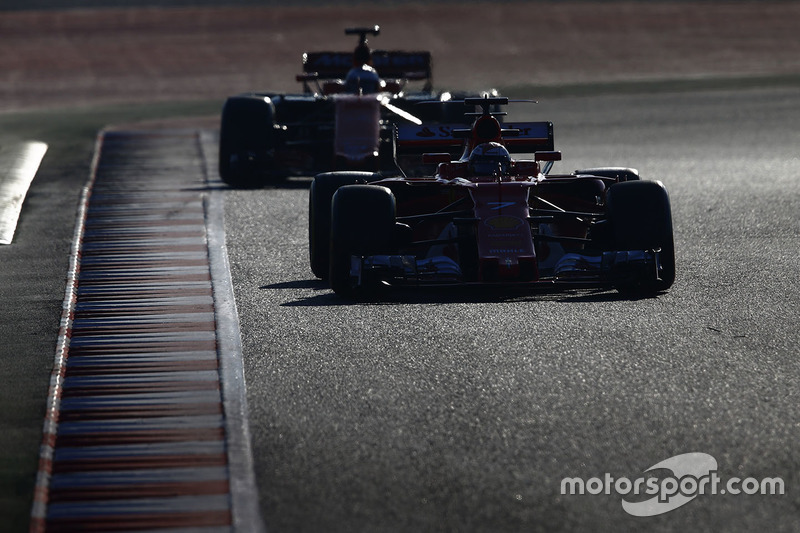 Кими Райкконен, Ferrari SF70H, и Фернандо Алонсо, McLaren MCL32