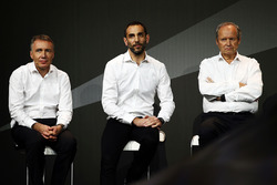 (Зліва направо): Боб Белл, головний інженер Renault Sport F1 Team, та Сіріль Абітбуль, керуючий дире