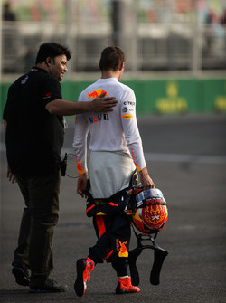 Max Verstappen, Red Bull Racing RB13 camina después de chocar en la PL2