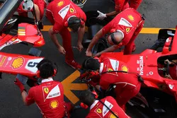 Mecánicos de Ferrari hacen un pitstop de práctica