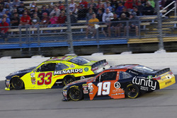 Matt Tifft, Joe Gibbs Racing Toyota y Brandon Jones, Richard Childress Racing Chevrolet