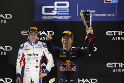 Pierre Gasly, PREMA Racing en Nobuharu Matsushita, ART Grand Prix vieren feest op het podium