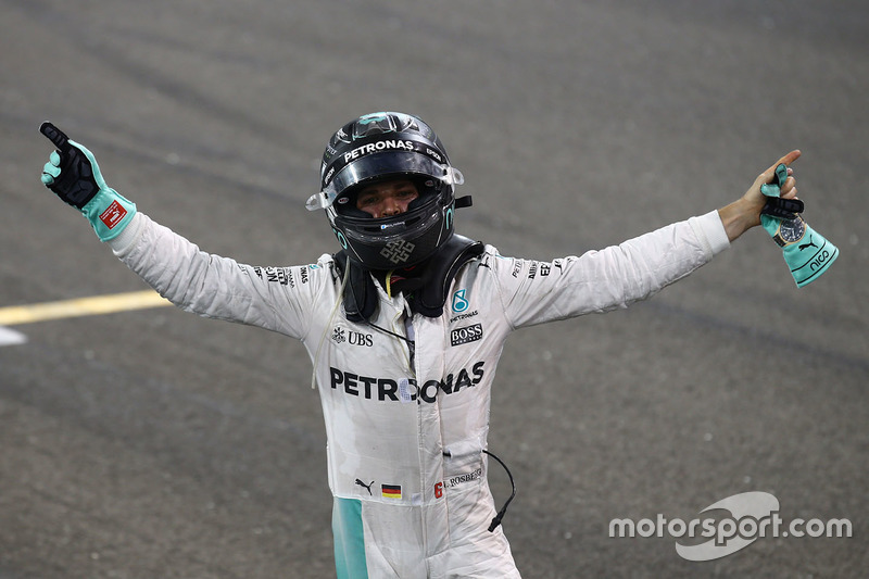 2. Nico Rosberg, Mercedes AMG F1 W07 Hybrid, feiert den Titelgewinn