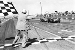 Zieldurchfahrt: Giancarlo Baghetti, Ferrari 156; Dan Gurney, Porsche 718
