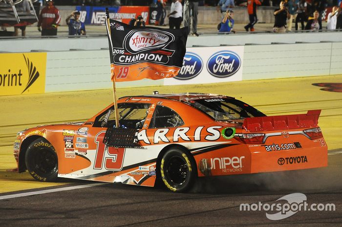 Ganador de la carrera y Campeón 2016 Daniel Suárez, Joe Gibbs Racing Toyota