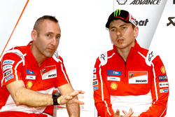 Крістіан Габарріні, головний інженер, та Хорхе Лоренсо, Ducati Team
