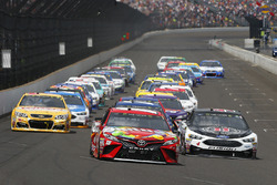 Start: Kyle Busch, Joe Gibbs Racing Toyota Kevin Harvick, Stewart-Haas Racing Ford lead