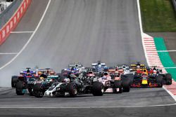 Romain Grosjean, Haas F1 Team VF-17, Lewis Hamilton, Mercedes AMG F1 W08 y Sergio Perez, Sahara Forc