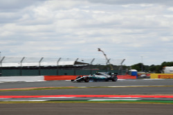 Valtteri Bottas, Mercedes-Benz F1 W08 bloque une roue
