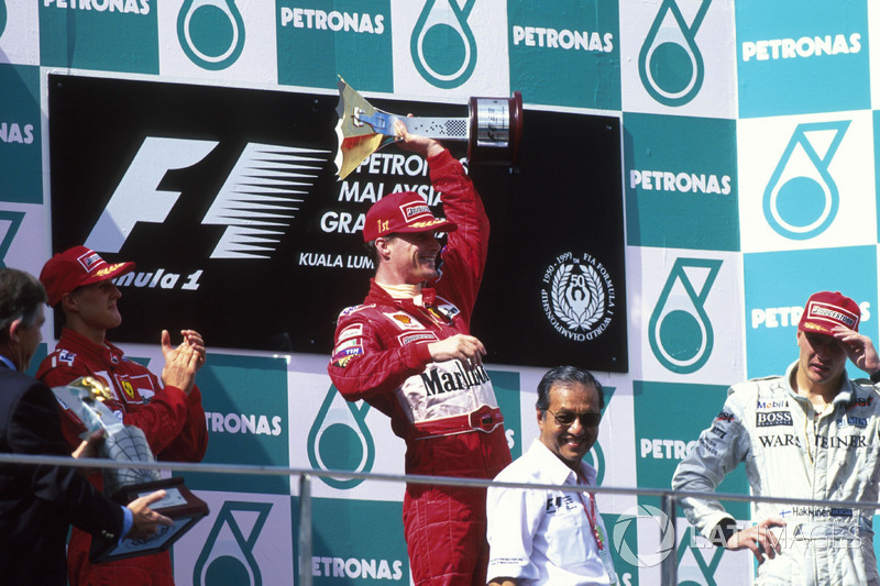 Podio: il vincitore Eddie Irvine, Ferrari, secondo Michael Schumacher, terzo Mika Hakkinen, McLaren