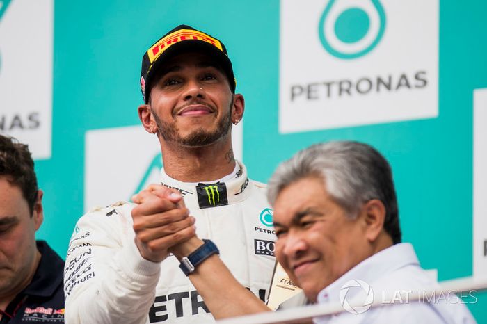 El segundo clasificado, Lewis Hamilton, Mercedes AMG F1, en el podio.