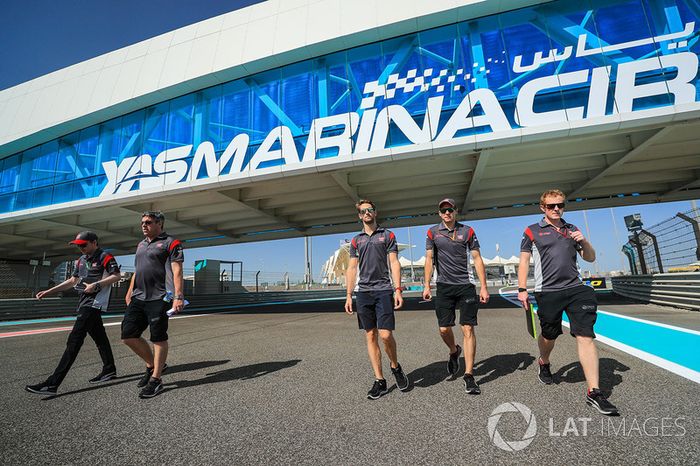 Romain Grosjean, Haas F1 camina por el circuito