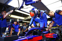 Brendon Hartley, Toro Rosso STR13, si cala nell'abitacolo della sua monoposto