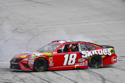 Il vincitore della gara Kyle Busch, Joe Gibbs Racing