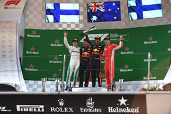 Podio: ganador de la carrera Daniel Ricciardo, Red Bull Racing, segundo lugar Valtteri Bottas, Mercedes-AMG F1, tercer lugar Kimi Raikkonen, Ferrari