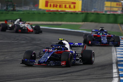 Pierre Gasly, Toro Rosso STR13, Brendon Hartley, Toro Rosso STR13, Romain Grosjean, Haas F1 Team VF-18