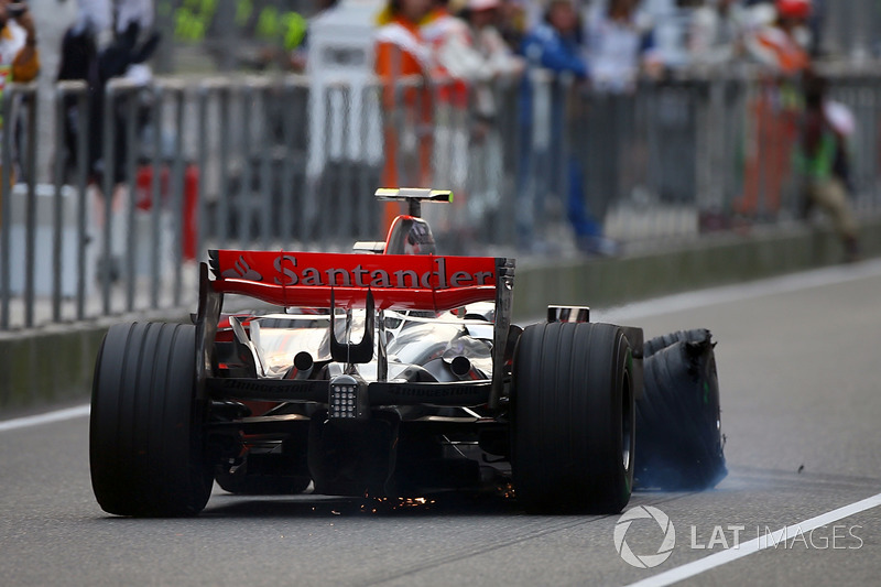 Heikki Kovalainen, McLaren MP4/23 has a puncture