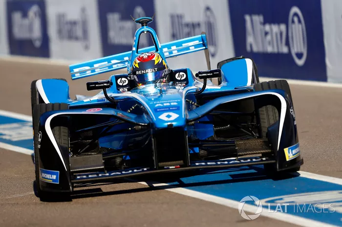 Sébastien Buemi, Renault e.Dams, returns to the pits with damage