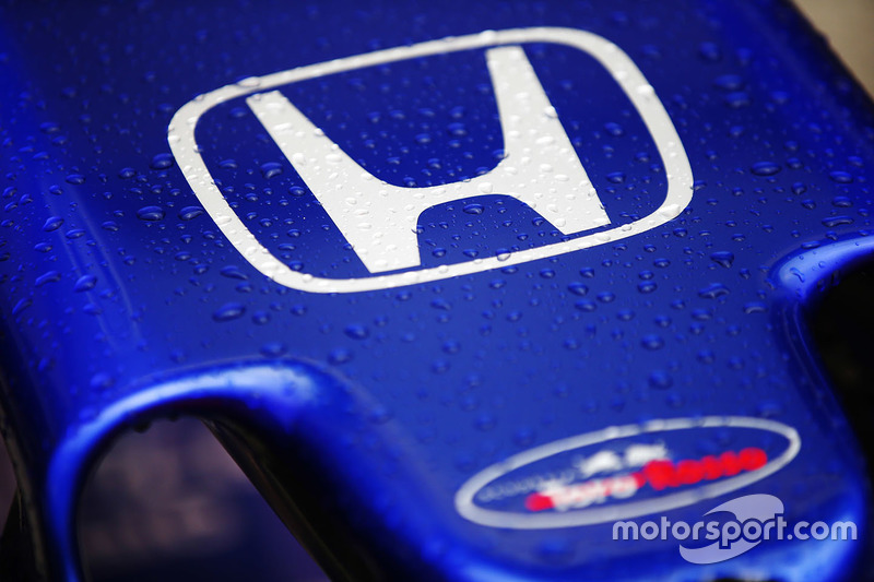 Logo de Honda en el Toro Rosso STR13