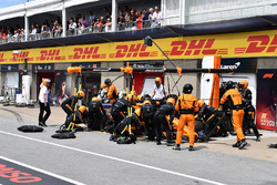 Fernando Alonso, McLaren MCL33 pit stop