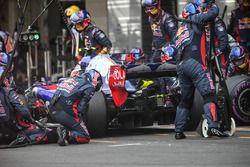 Pierre Gasly, Scuderia Toro Rosso STR12 makes a pitstop