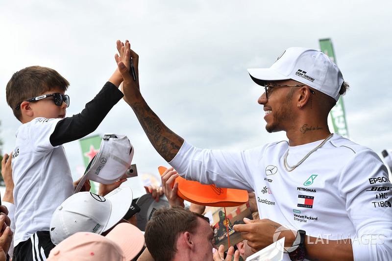 Lewis Hamilton, Mercedes-AMG F1 y un joven fan