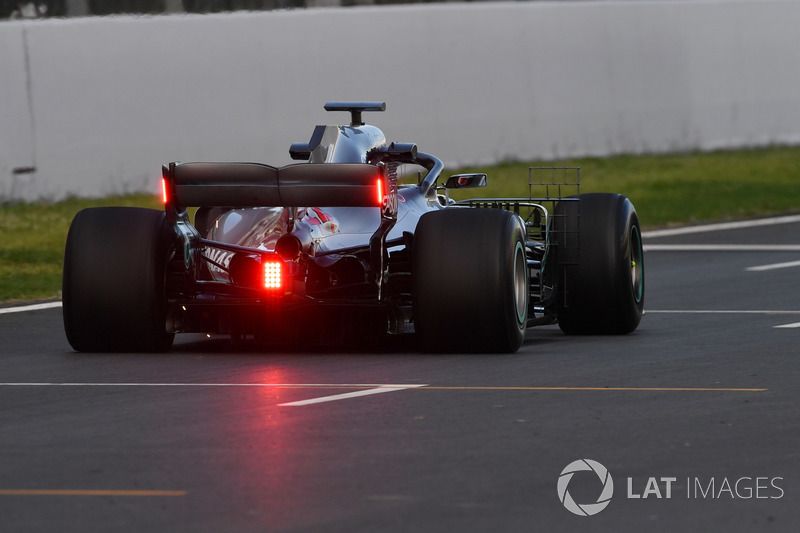 f1-barcelona-may-testing-2018-lewis-hamilton-mercedes-amg-f1-w09-with-lights-on-rear-wing.jpg