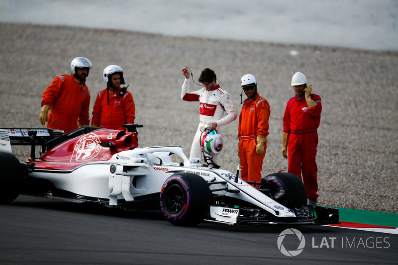 Antonio Giovinazzi, Sauber C37, si ferma in pista