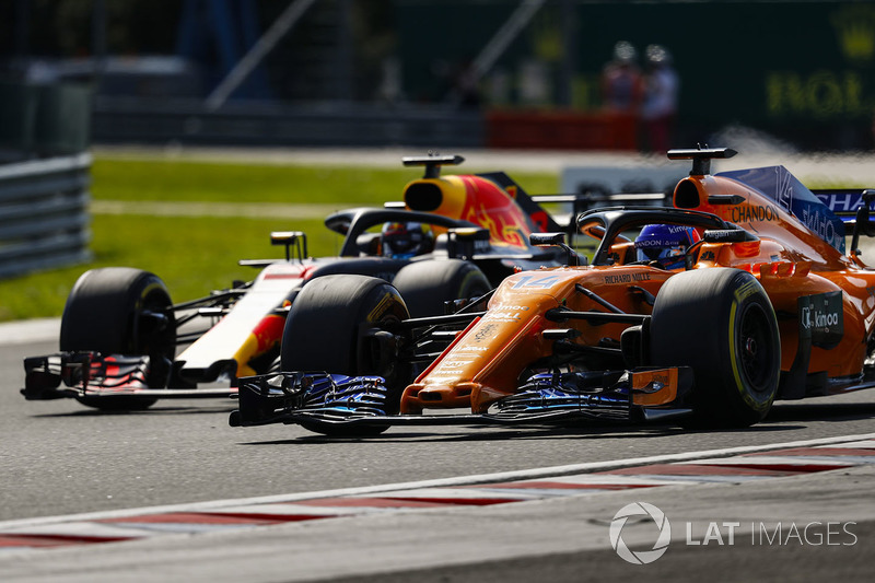 Fernando Alonso, McLaren MCL33, battles with Daniel Ricciardo, Red Bull Racing RB14