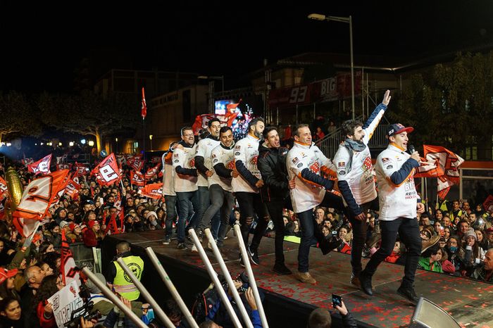 Celebración Marc Márquez en Cervera con su equipo