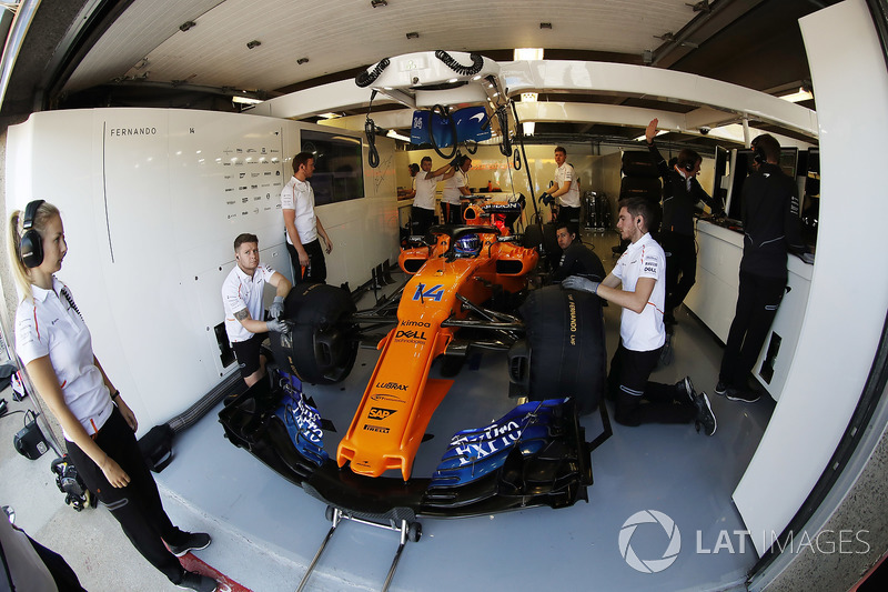 Fernando Alonso, McLaren MCL33, nel box con i meccanici