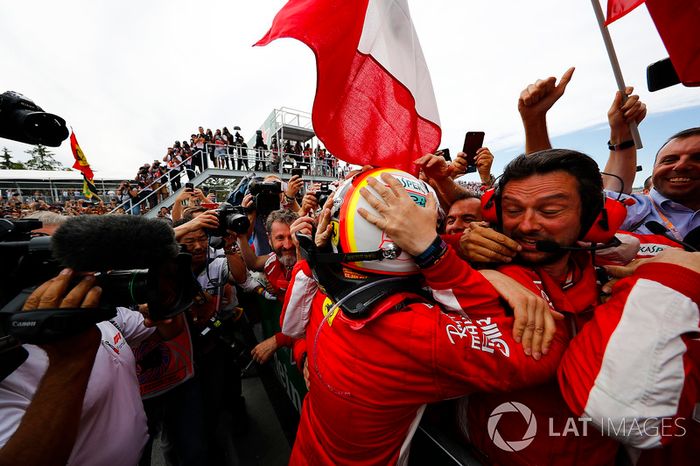 El ganador del GP de Canadá, Sebastian Vettel, Ferrari celebra su victoria en parc ferme con el equipo
