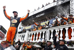 Race winner Martin Truex Jr., Furniture Row Racing, Toyota Camry Bass Pro Shops/5-hour ENERGY