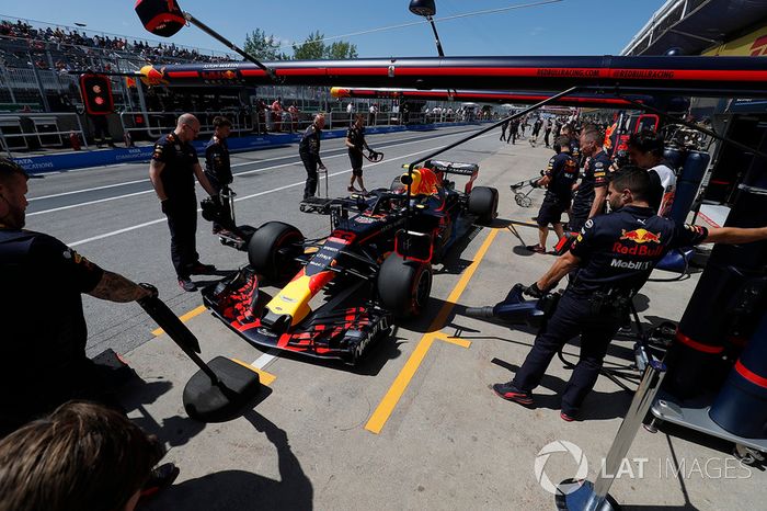 Max Verstappen, Red Bull Racing RB14, in the pits during practice