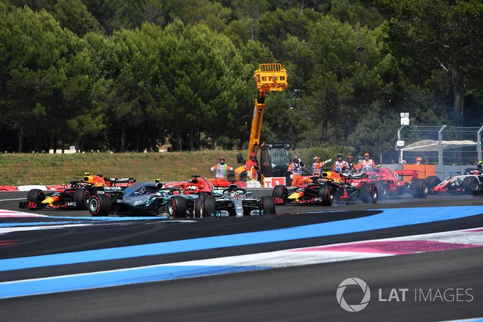 Lewis Hamilton, Mercedes-AMG F1 W09 lidera al inicio de la carrera mientras Sebastian Vettel, Ferrari SF71H golpea a Valtteri Bottas, Mercedes-AMG F1 W09