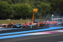 Lewis Hamilton, Mercedes-AMG F1 W09 lidera al comienzo de la carrera como Sebastian Vettel, Ferrari SF71H golpea Valtteri Bottas, Mercedes-AMG F1 W09