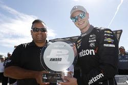 Josef Newgarden, Team Penske Chevrolet receives the Verizon P1 Pole award trophy from Steven Williams of Verizon